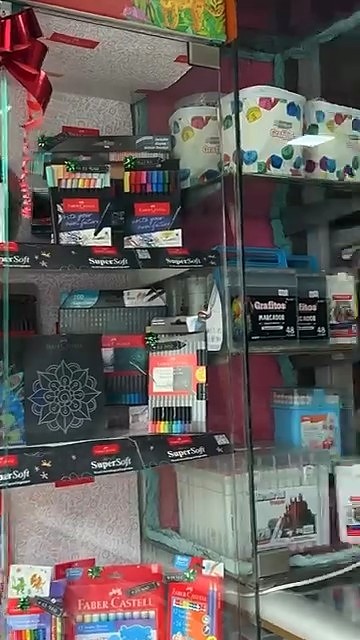 Colores y materiales de arte en la tienda