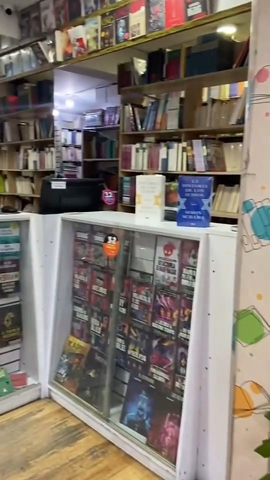 Mostrador y libros en el punto de venta